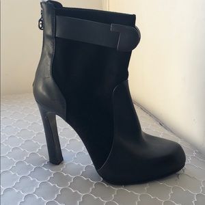 NEVER WORN: Vero Cuoio Black Ankle Boots